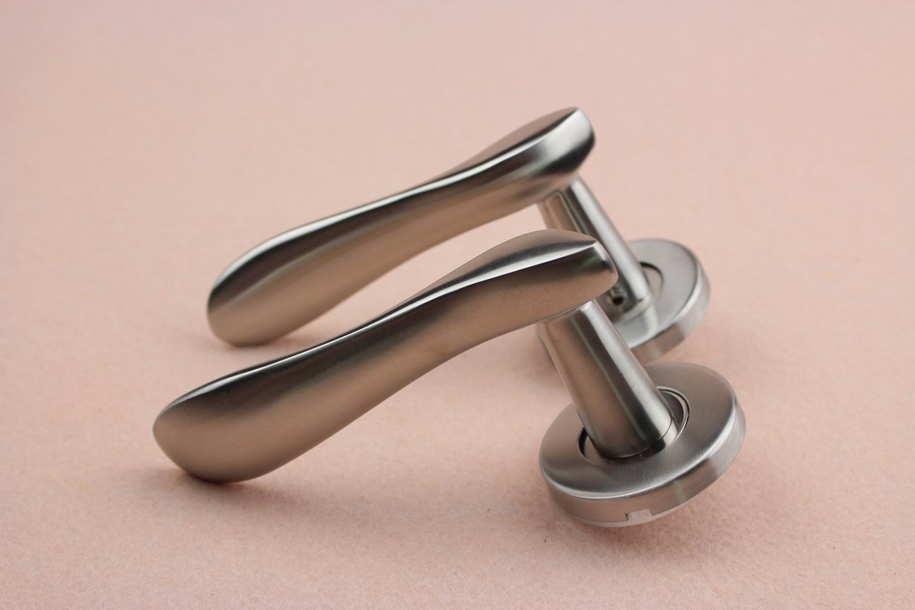 China Supplier Stainless Steel 304 Solid Casting Lever Door Handle